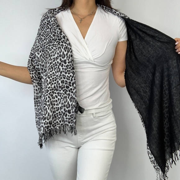 White House Black Market WHBM Shawl SCARF - Picture 2 of 8